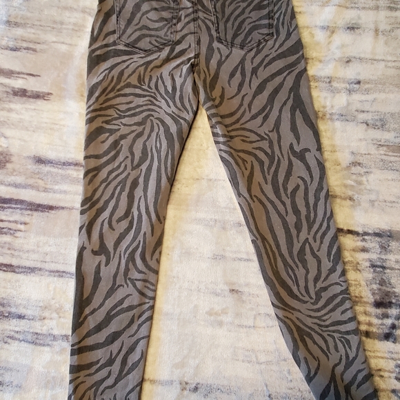 ♡♡♡♡♡  NWT zebra striped jeans - Picture 5 of 13